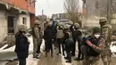 Menteri Luar Negeri Jerman Annalena Baerbock (tengah) mengunjungi Shyrokyne di Wilayah Donetsk, Ukraina (8/2/2022). Annalena Baerbock berada di daerah itu selama sekitar 40 menit. (Handout/Ukrainian Foreign Ministry press-service/AFP)