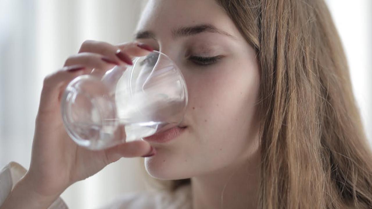 Ilustrasi Minum Air