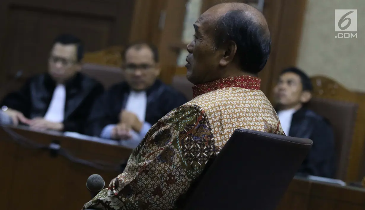 Terdakwa korupsi komisi kegiatan fiktif agen PT Asuransi Jasindo dalam pengadaan asuransi BP Migas-KKKS 2010-2012 dan 2012-2014, Budi Tjahjono saat sidang putusan di Pengadilan Tipikor, Jakarta, Rabu (10/4). Hakim menyatakan Budi Tjahjono terbukti bersalah. (Liputan6.com/Helmi Fithriansyah)