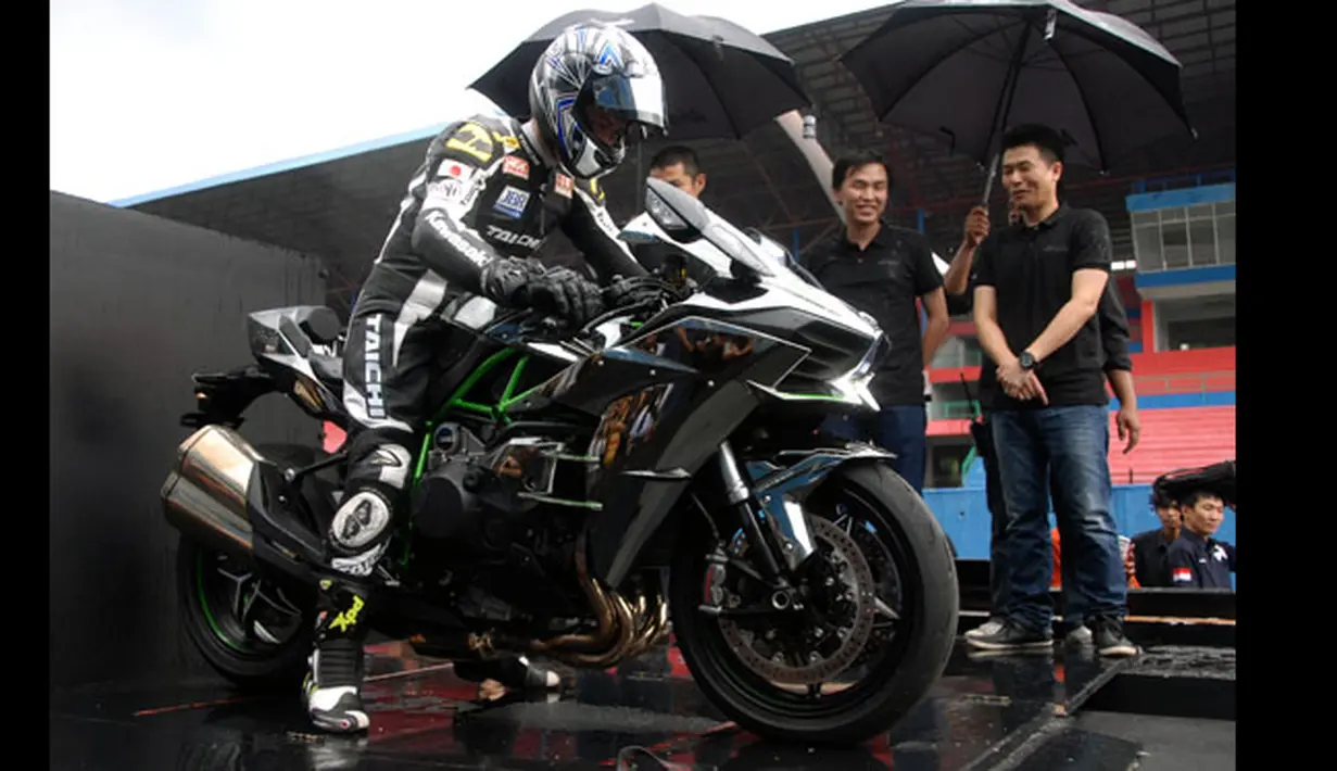 Jajaran Manajemen PT Kawasaki Motor Indonesia (KMI) memperlihatkan motor varian hyperbike Ninja H2 di Sirkuit Sentul, Bogor, Jumat (16/1). KMI menghadirkan dua motor varian hyperbike yakni Ninja H2 dan H2R. (ANTARA FOTO/Jafkhairi)