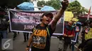 Seorang jurnalis melakukan aksi solidaritas di depan Kantor Menkopolhukam, Jakarta, (25/8).  Dalam aksinya para Jurnalis mendesak penyelesaian kasus tindak kekerasan terhadap jurnalis yang terjadi di Medan. (Liputan6.com/Faizal Fanani)