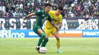 Pemain Persebaya Surabaya, Bruno Moreira, diapit pemain-pemain Persik Kediri pada laga pemungkas BRI Liga 1 2023/2024 di Stadion Gelora Bung Tomo, Minggu (28/4/2024) malam WIB. (Bola.com/Aditya Wany)