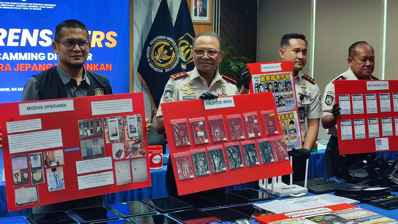 Petugas Imigrasi Kelas I Non TPI Bogor membongkar sindikat penipuan online atau scam online yang melibatkan 13 warga negara (WN) Jepang.