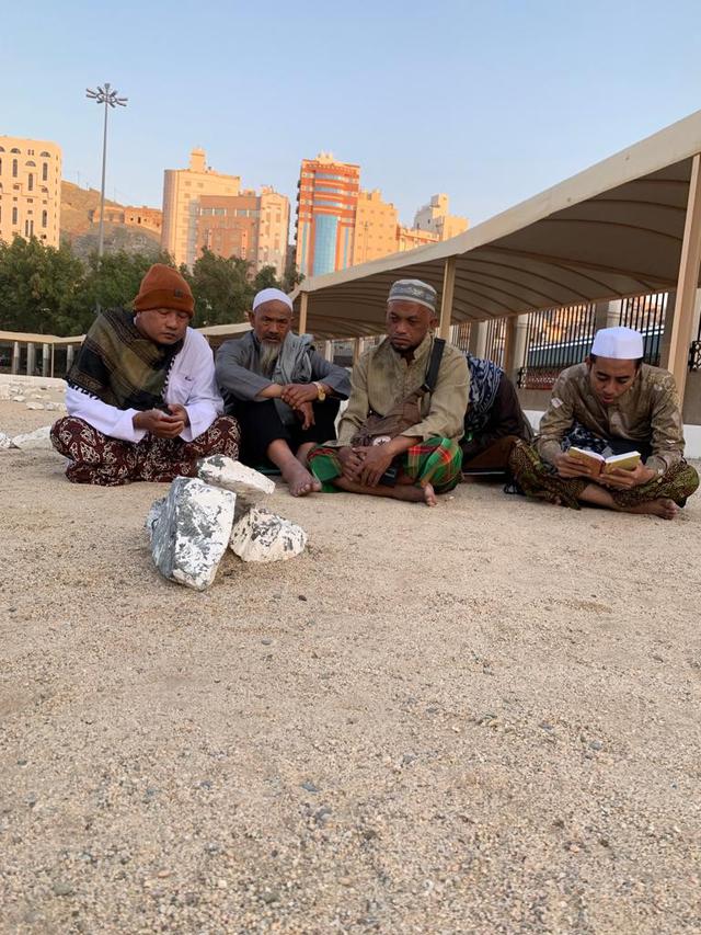 Jamaah umrah asal Indonesia saat berada di makam KH Maimoen ZUbair Ma'la Makkah (Nugroho Purbo)
