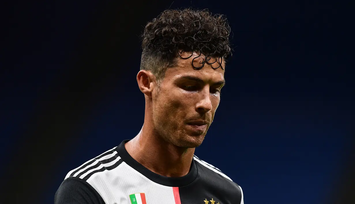 Penyerang Juventus, Cristiano Ronaldo, tampak kecewa usai timnya kalah saat menghadapi AC Milan pada laga lanjutan Serie A di San Siro, Rabu (8/7/2020) dini hari WIB. Juventus kalah 2-4 atas AC Milan. (AFP/Miguel Medina)