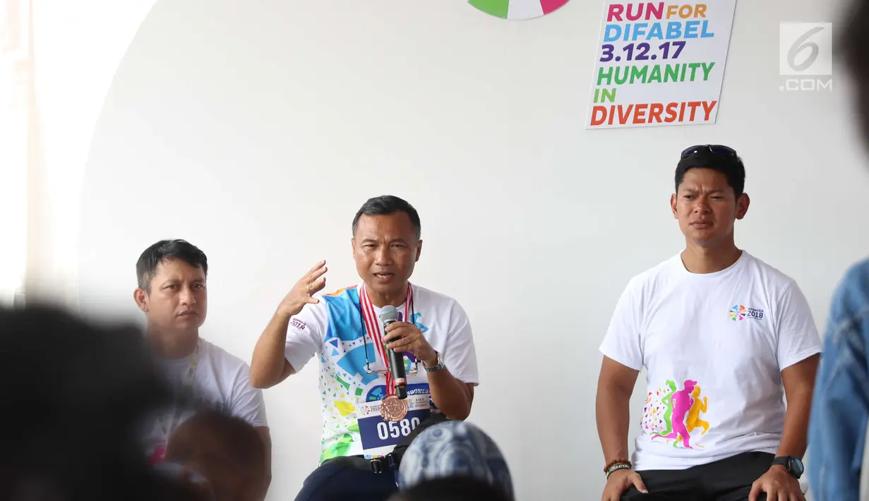 Head of Mass Sport Development and Sport Health Kemenpora Dr. I nyoman Winata didampingi Ketua Panitia Run For Difable Aswin Lolo Anditomo (kiri) memberi keterangan saat jumpa pers di Jakarta, Minggu (3/12). (Liputan6.com/Angga Yuniar)