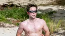 Robert Pattinson sepertinya nggak mau kehilangan bentuk tubuhnya dengan otot perut yang seksi banget. (Backgrid/US Magazine)