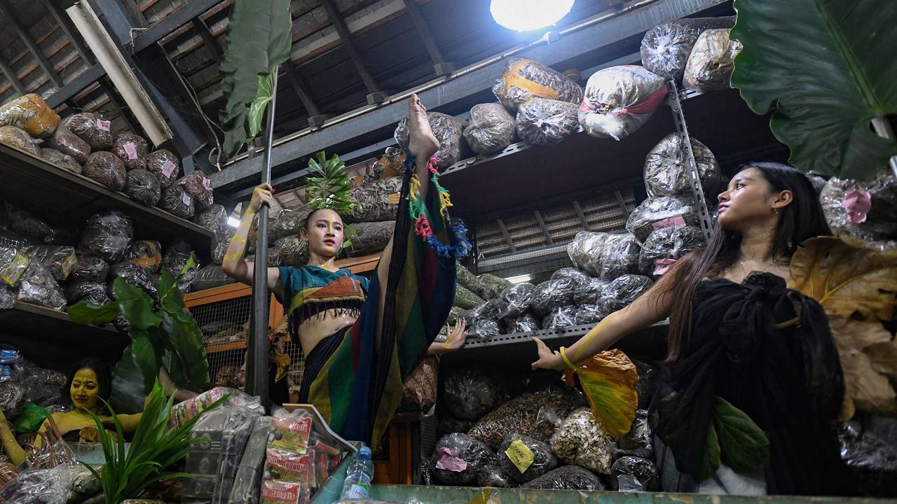 Aksi penari tampil di tengah pasar tradisional