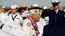 Seorang veteran yang selamat dari bom Pearl Harbor, Delton Walling menghadiri upacara peringatan 75 tahun pengeboman Pearl Harbor di Honolulu, Hawaii (7/12). Kedatangan para veteran ini disambut dengan penghormatan dari tentara AS. (Reuters/Hugh Gentry)