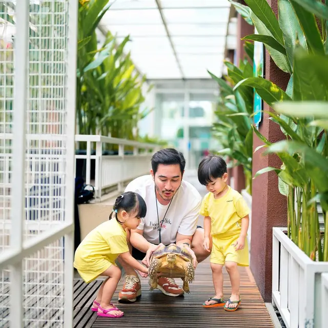 6 Potret Jeje Govinda Momong Anak, Ungkap Bakal Bawa Buah Hati Jika Istri Selingkuh