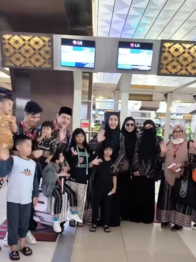 Ria Ricis dan Teuku Ryan Umroh