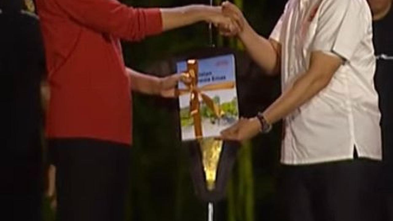 Malam Apresiasi Nusantara di IKN, Jokowi Terima Buku Peta Jalan Indonesia Emas