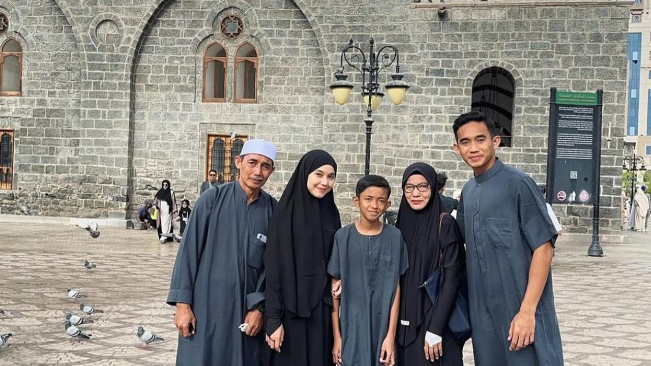 7 Potret Rizky Ridho Bintang Timnas Indonesia Umroh Bareng Keluarga, Ini Momen Spesialnya