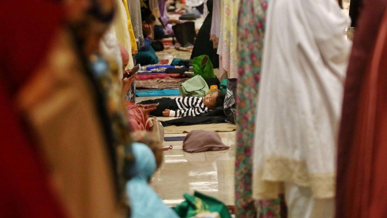 Salah satu anak yang diajak jemaah tampak tertidur pulas saat melaksanakan salat Tarawih di Masjid Istiqlal. Foto: Liputan6.com / Angga Yuniar