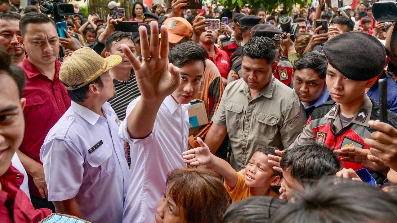 Gibran meminta maaf jika peristiwa itu benar terjadi. Untuk saat ini masih melakukan pencarian akan kebenaran video itu.