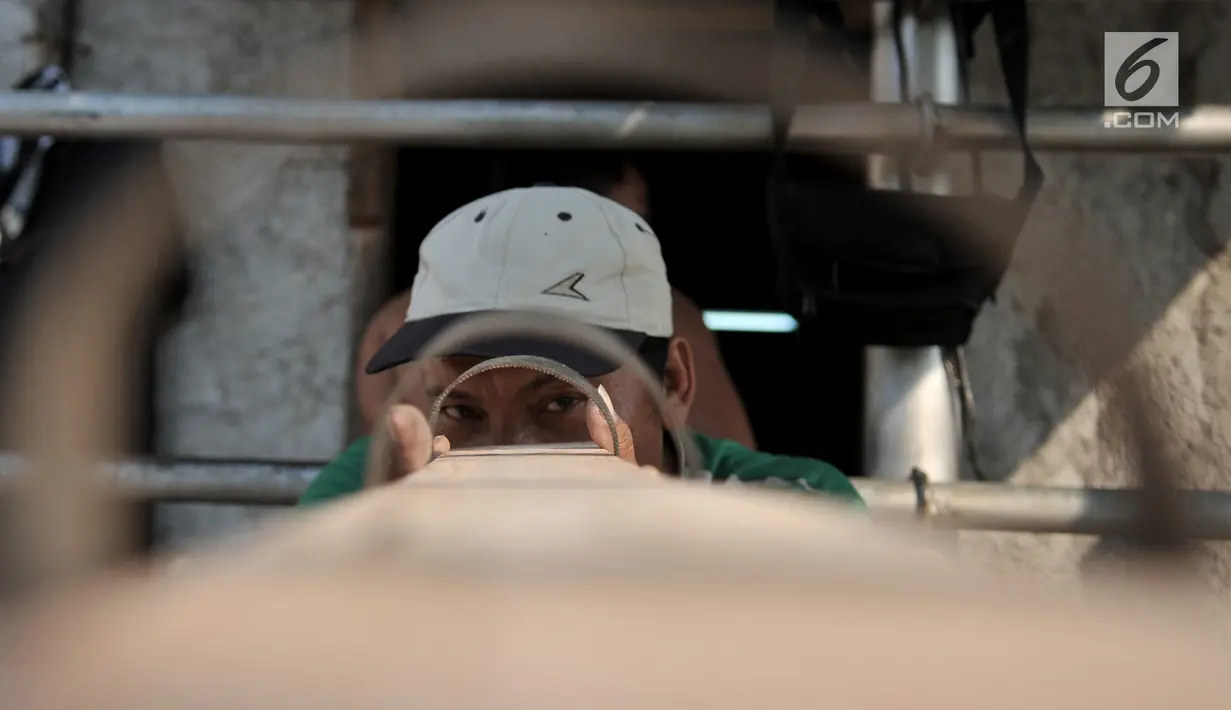 Perajin memeriksa kelurusan salah satu bakiak yang sedang dibuat di Jakarta, Kamis(1/8/2019). Memasuki bulan Kemerdekaan, produksi bakiak rumahan milik Bang Bandit ini mampu menghasilkan 150 pasang bakiak per hari dengan harga jual Rp 25 ribu-35 ribu. (merdeka.com/Iqbal S Nugroho)