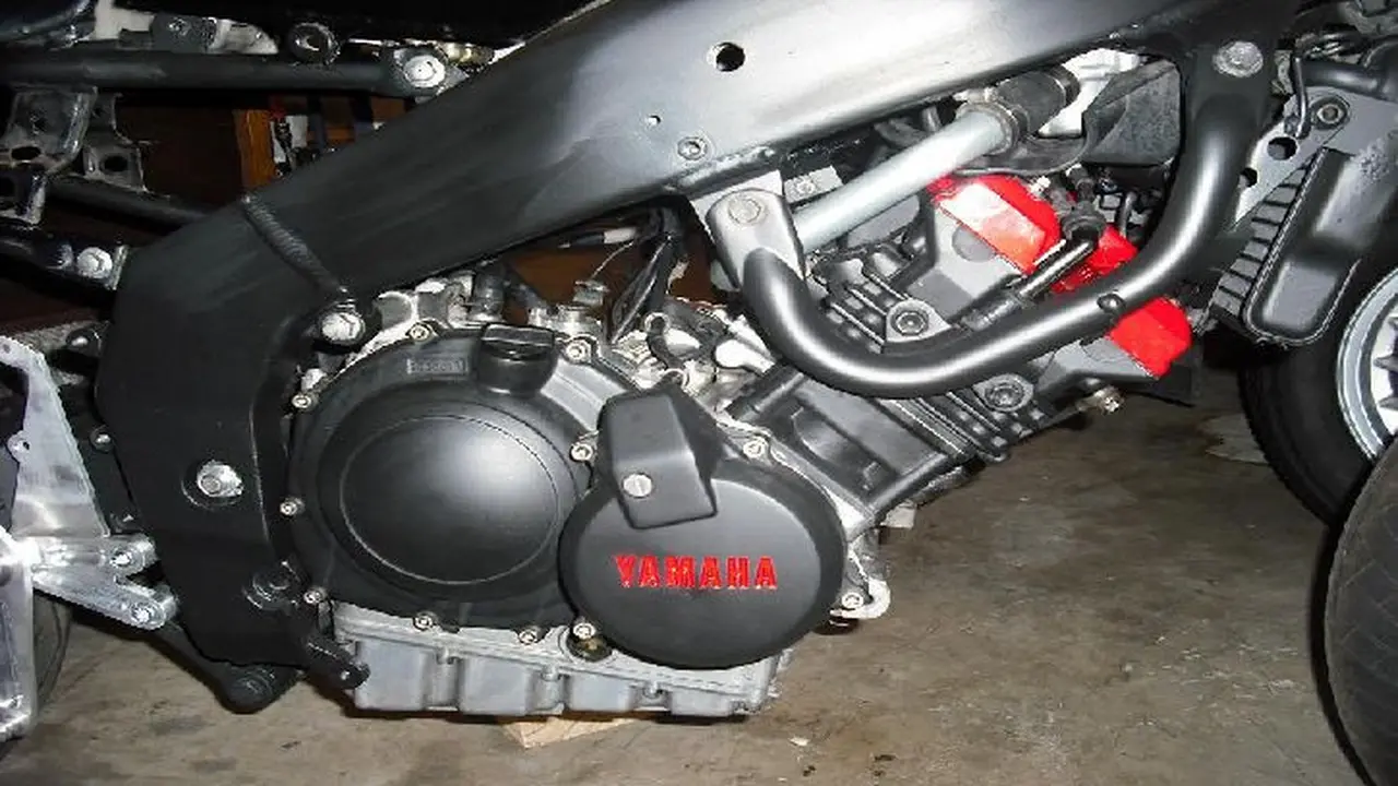 Mesin Yamaha FZR250 (Foto: drivedrill)