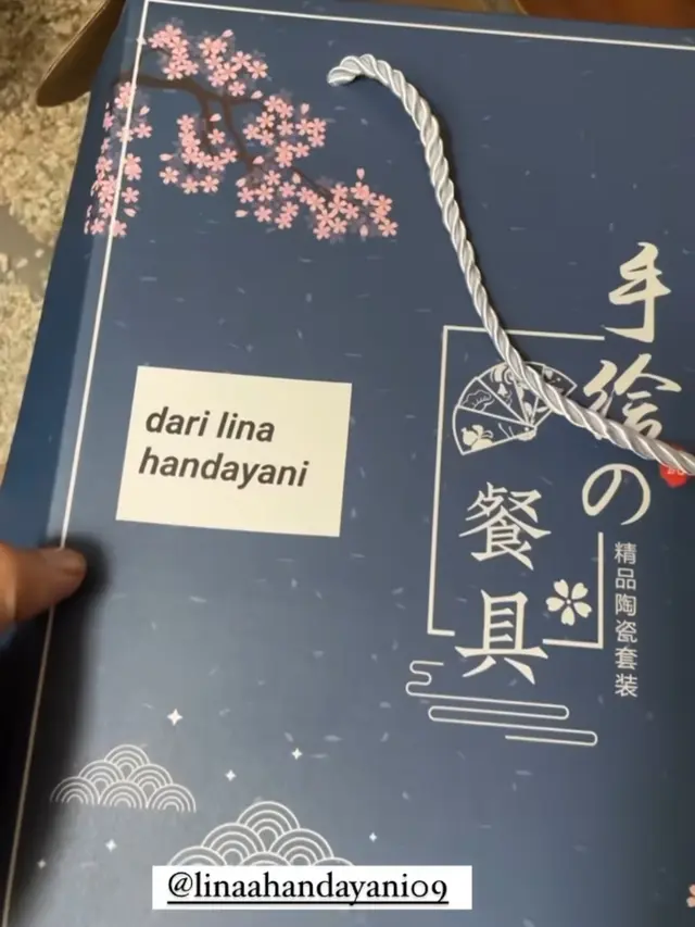 potret kado pernikahan nadya (sumber : Instagram : @nadiamustika)