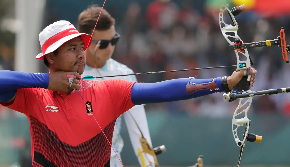 Pemanah putra Indonesia, Riau Ega Agata Salsabilla saat bertanding melawan Ilfat Abdullin asal Kazakhstan di Asian Games 2018, di Jakarta, Selasa (28/8). Riau Ega memperoleh medali perunggu. (AP Photo/Lee Jin-man)