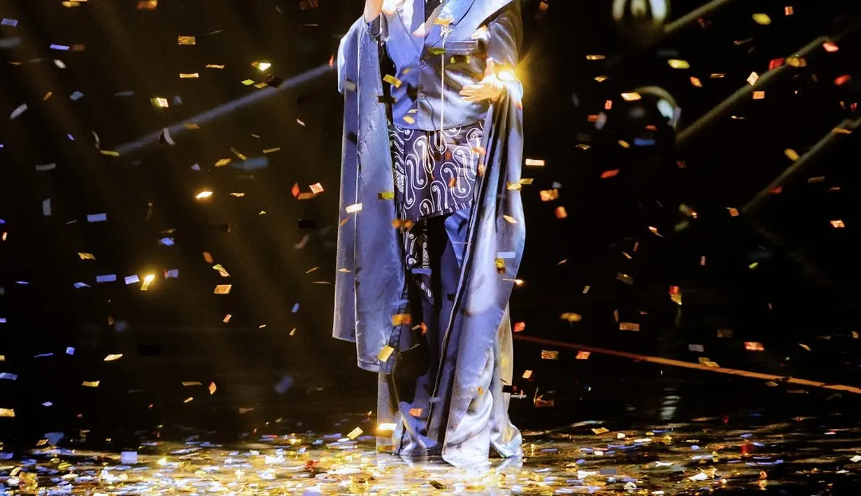 Salma Salsabil berhasil meraih dua piala artis solo dan karya produksi  terbaik. Ia tampil dalam balutan blazer dekonstruktif warna biru dari @fennesea, dipadukan dengan kain batik warna senada. [@salmasalsabil].