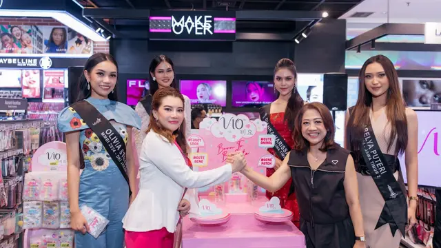 Para kontestan Miss Mega Bintang Indonesia 2024 menghadiri acara peluncuran produk Vio Acne Patch di Watsons Senayan City pada Jumat (10/5/2024).