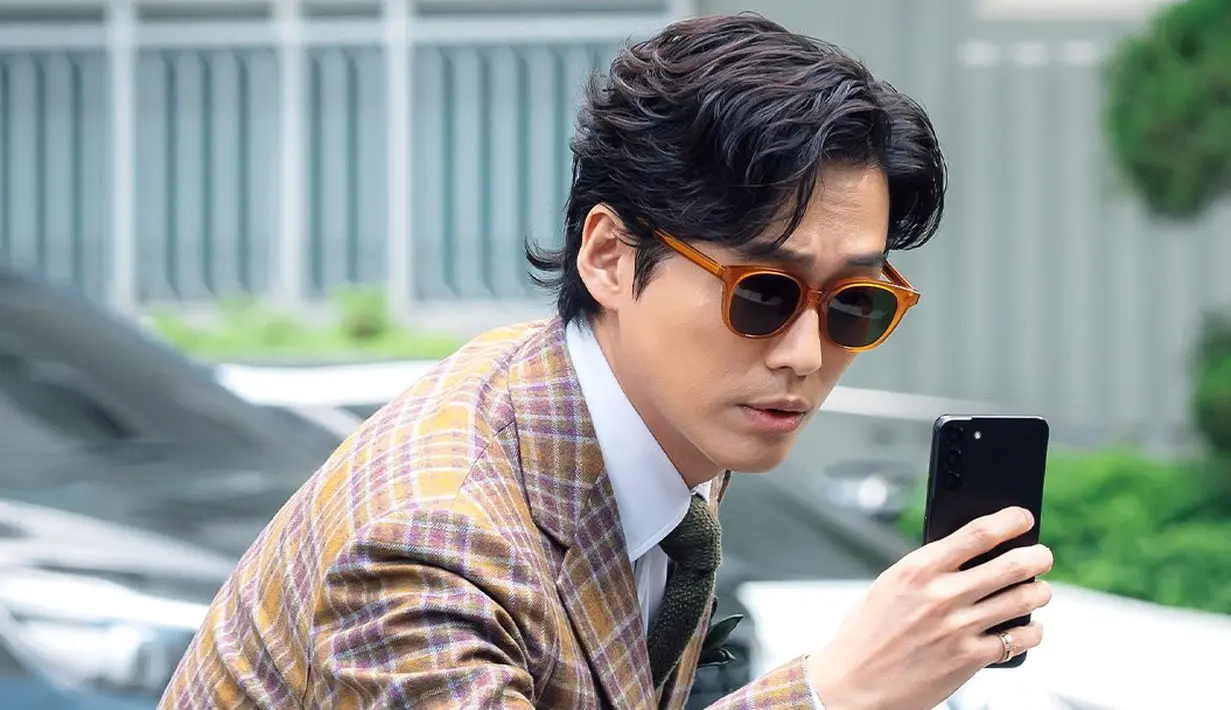 <p>Cheon Ji Hoon menampilkan sisi komikal saat merekam sesuatu dengan ponselnya. (Foto: SBS via Soompi)</p>