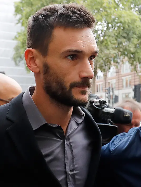Ekspresi kiper Tottenham Hotspur, Hugo Lloris saat tiba di Westminster Magistrates Court, London (12/9). Lloris kedapatan mengemudi dalam kondisi mabuk oleh Kepolisian London. (AFP Photo/Tolga Akmen)