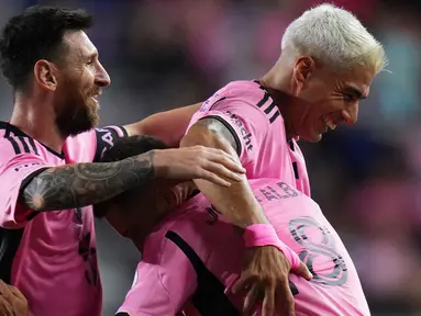 Pemain Inter Miami, Jordi Alba (tengah) melakukan selebrasi bersama Lionel Messi (kiri) dan Luis Suarez (kanan) setelah mencetak gol kemenangan timnya ke gawang Atlanta United pada laga leg pertama semifinal Wilayah Timur Piala Major League Soccer (MLS) Amerika yang berlangsung di Chase Stadium, Fort Lauderdale, Florida, Sabtu (26/10/2024) WIB. (AFP/Rich Storry)