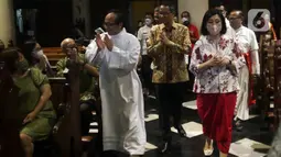 Penjabat (Pj) Gubernur DKI Jakarta, Heru Budi Hartono (tengah) bersama Pastor Kepala Gereja Katedral Jakarta, Albertus Hani Rudi Hartoko SJ, Jakarta, Sabtu (24/12/2022). Heru Budi ditemani Kapolda Metro Jaya, M Fadil Imran melakukan peninjauan ke gereja-gereja untuk memberi pesan damai dan toleransi di DKI Jakarta. (Liputan6.com/Helmi Fithriansyah)