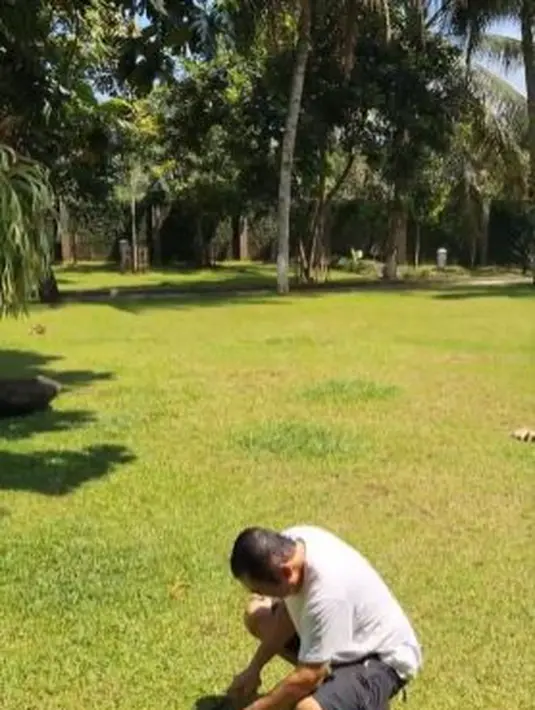 Tak hanya pandai mengurus perusahaan, putra mantan Presiden Soeharto dan Bu Tien ini juga bisa membelah kelapa. Dan itu menurun kepada putrinya, Khirani Trihatmodjo. (Foto: Instagram/@mayangsari_official)