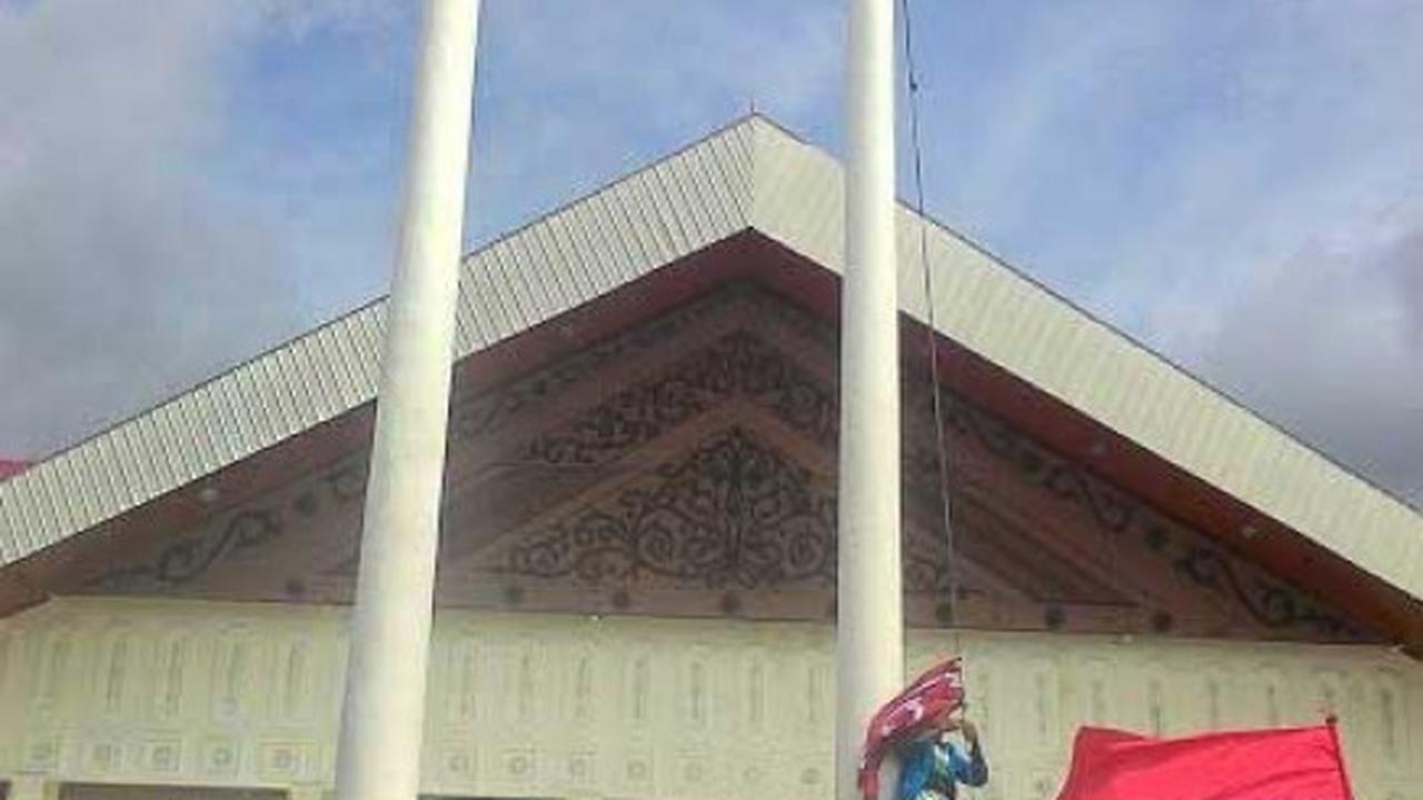 Ini aksi mahasiswa yang nekat kibarkan bendera GAM di DPRD Aceh