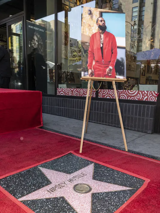 Foto Nipsey Hussle terlihat saat dianugerahi secara anumerta dengan bintang di Hollywood Walk of Fame dalam kategori Recording di Los Angeles (15/8/2022). Rapper Nipsey Hussle yang terbunuh, yang ditembak di Los Angeles, dianugerahi bintang di Walk of Fame Hollywood. (AP Photo/Damian Dovarganes)