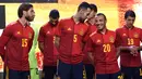 Pemain Timnas Spanyol, Sergio Busquets berbincang dengan Santi Cazorla saat launching jersey baru di Las Rozas, Madrid, Spanyol, Rabu (13/11). Jersey baru tersebut untuk menyambut Piala Eropa 2020. (AFP/Oscar Del Pozo)