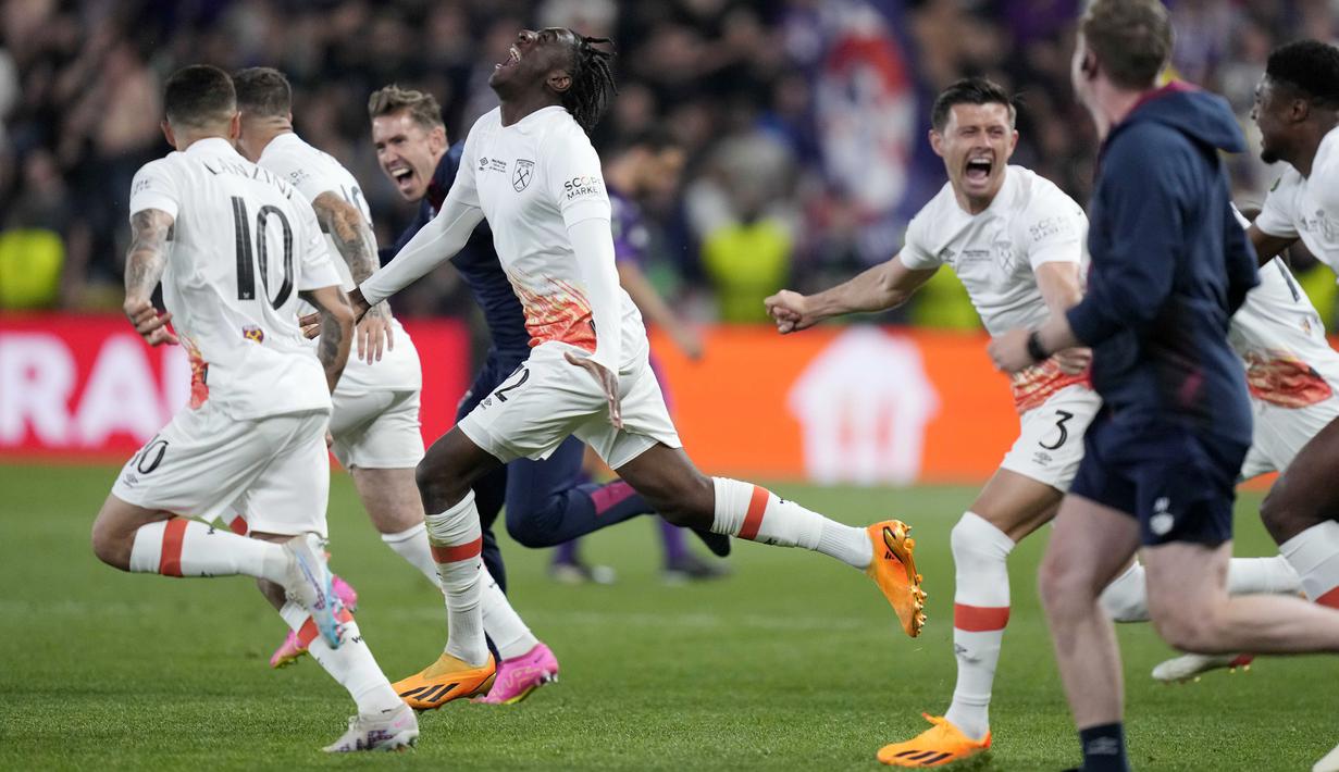 Para pemain West Ham United merayakan keberhasilan menjuarai UEFA Europa Conference League di Stadion Eden Arena, Kamis (8/6/2023). West Ham menang dengan skor 2-1. (AP Photo/Darko Bandic)