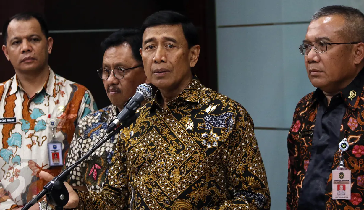 Menkopolhukam Wiranto memberikan keterangan terkait isu pro dan kontra pembubaran ormas Hizbut Tahrir Indonesia (HTI) di Jakarta, Jumat (12/5). Pemerintah menyatakan tidak akan berkompromi dengan ormas yang mengancam NKRI. (Liputan6.com/Johan Tallo)