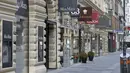Toko-toko yang tutup terlihat di pusat kota Wina, Austria, Selasa (17/11/2020). Pemerintah Austria telah memberlakukan pengetatan aturan covid-19 yang mencakup penutupan sekolah dan toko-toko nonesensial hingga 6 Desember 2020, seiring gelombang kedua virus corona. (AP/Ronald Zak)