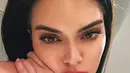 Bibir Kendall Jenner pun terlihat lebih tebal dalam foto ini ya! (instagram/kendalljenner)