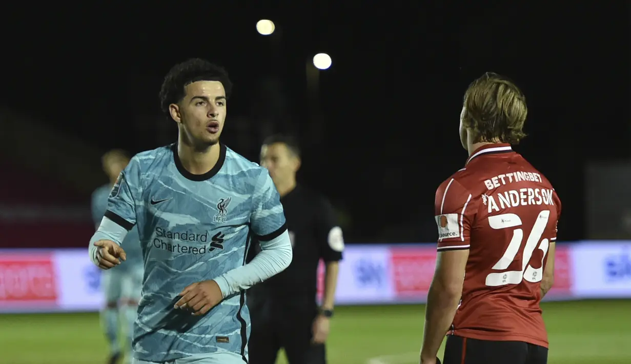 Pemain Liverpool, Curtis Jones berselebrasi setelah mencetak gol ke gawang Lincoln City pada putaran ketiga Piala Liga Inggris di stadion LNER, Lincoln, Inggris, Kamis (24/9/2020). Liverpool menang telak 7-2 atas  Lincoln City. (Peter Powell, Pool via AP)