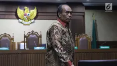 Terdakwa korupsi komisi kegiatan fiktif agen PT Asuransi Jasindo dalam pengadaan asuransi BP Migas-KKKS 2010-2012 dan 2012-2014, Budi Tjahjono saat jeda sidang putusan di Pengadilan Tipikor, Jakarta, Rabu (10/4). Hakim menyatakan Budi Tjahjono terbukti bersalah. (Liputan6.com/Helmi Fithriansyah)