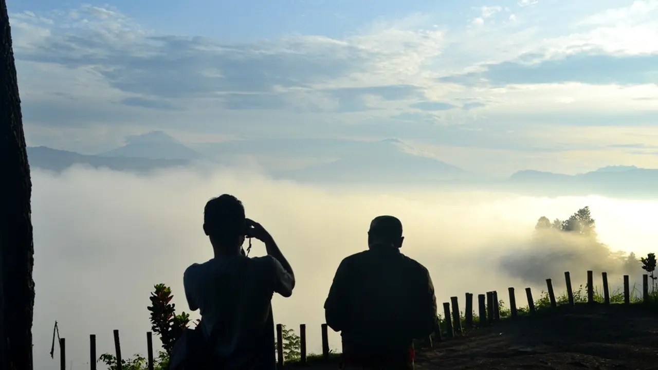 Peneliti BIKK LIPI Karangsambung, Kebumen di Bukit Pentelu. (Foto: Liputan6.com/Muhamad Ridlo)