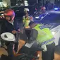 Satlantas Polres Metro Depok menindak pengendara sepeda motor yang melawan arah di Jalan Raya Margonda, Kota Depok. Para pengendara yang melawan arah diberi sanksi tilang. (Humas Polres Metro Depok)