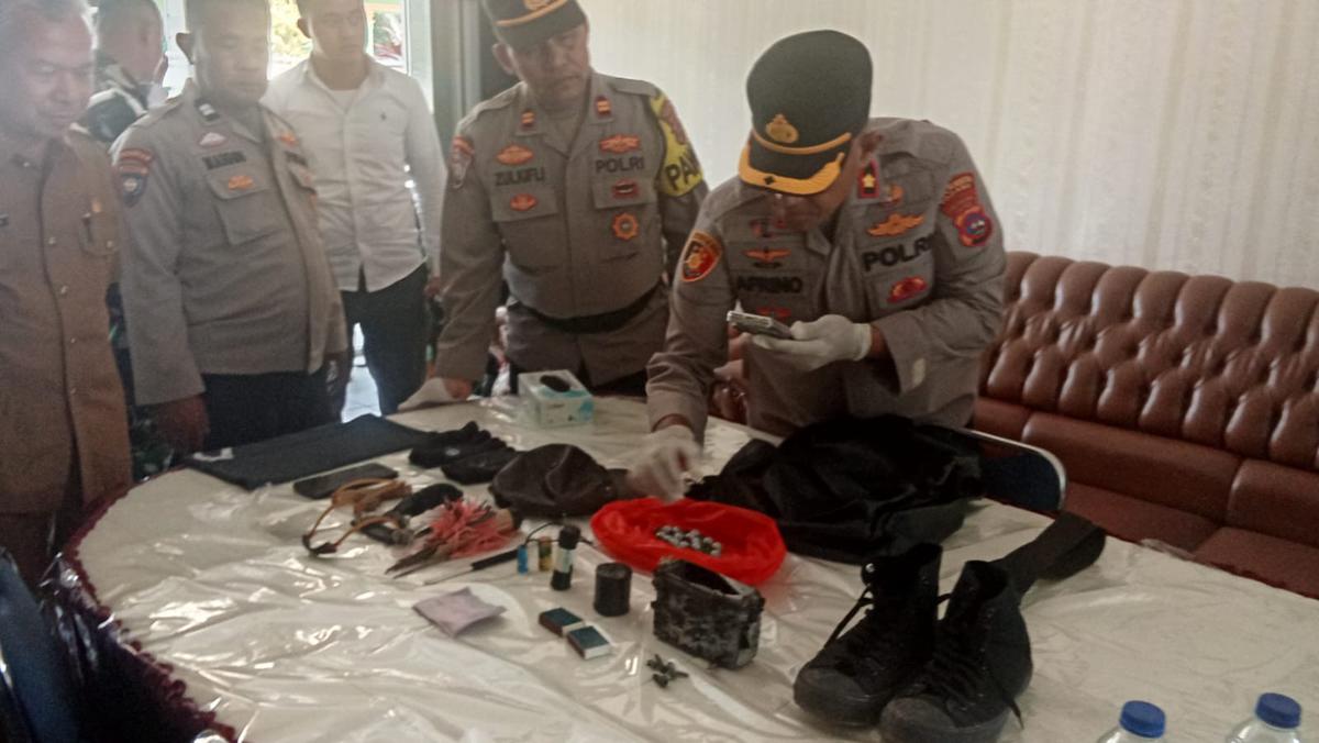 Polisi mengamankan barang bukti bom rakitan di MAN 3, Kelurahan Balai Gadang, Kecamatan Koto Tengah, Kota Padang. (Dok. Istimewa)