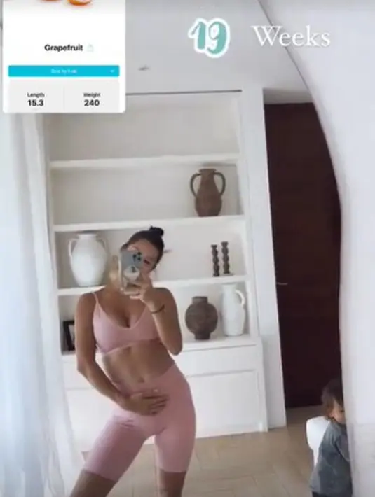 Walaupun lagi hamil 5 bulan, tetapi Jennifer tetap tampil dengan tubuh langsing dan bahkan garis-garis sixpack di perutnya masih tetap terlihat. (instagram.com/jenniferbachdim)
