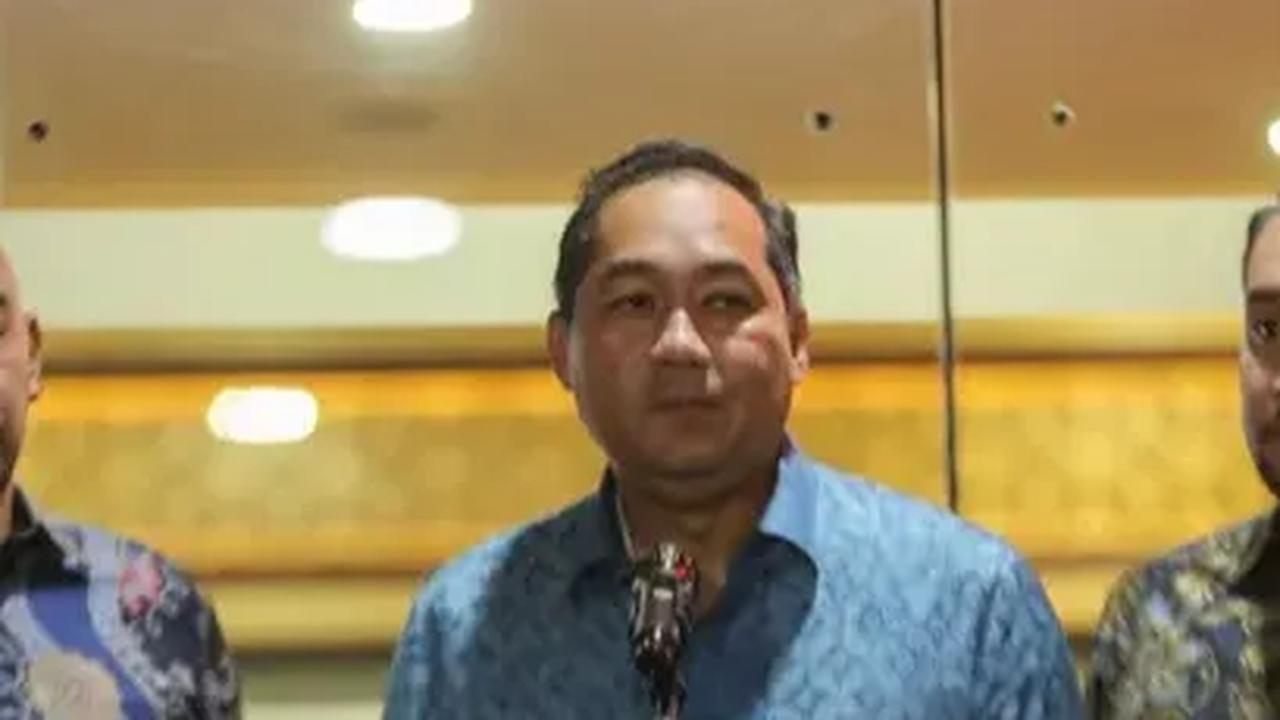 "Tadi saya menjalani proses yang diadakan oleh penyidikan di Kejagung. Saya menjawab 61 pertanyaan. Saya mencoba menjawab sebaik-baiknya," kata Lutfi di Kejagung, Rabu (9/8).