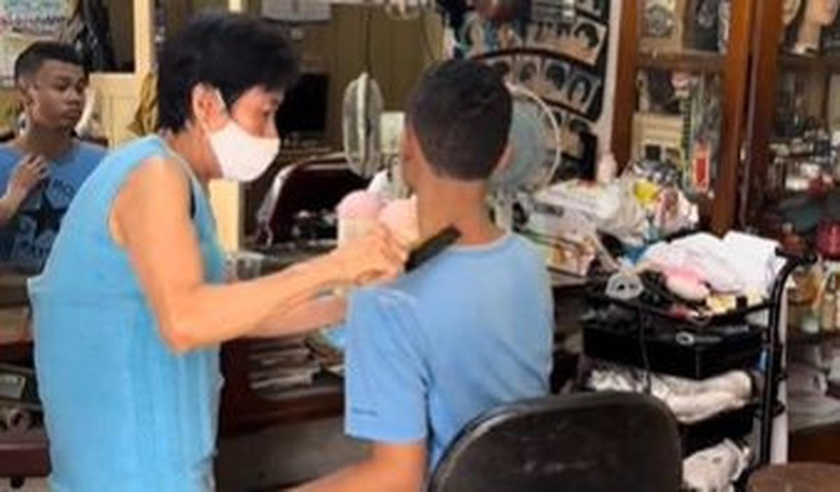 Lansia tersebut telah mendirikan salon sejak tahun 1978 dan sampai saat ini ia masih tetap membuka bersama sang suami.