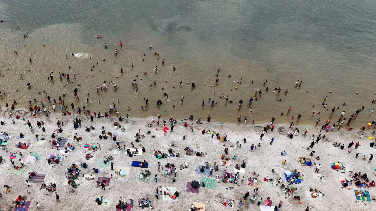 Ribuan warga berwisata di Pantai Ancol