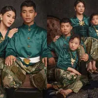 Baru-baru ini Sarwendah menjalani sesi pemotretan bersama tiga anaknya. [Foto: IG/@robinalfian_photography]