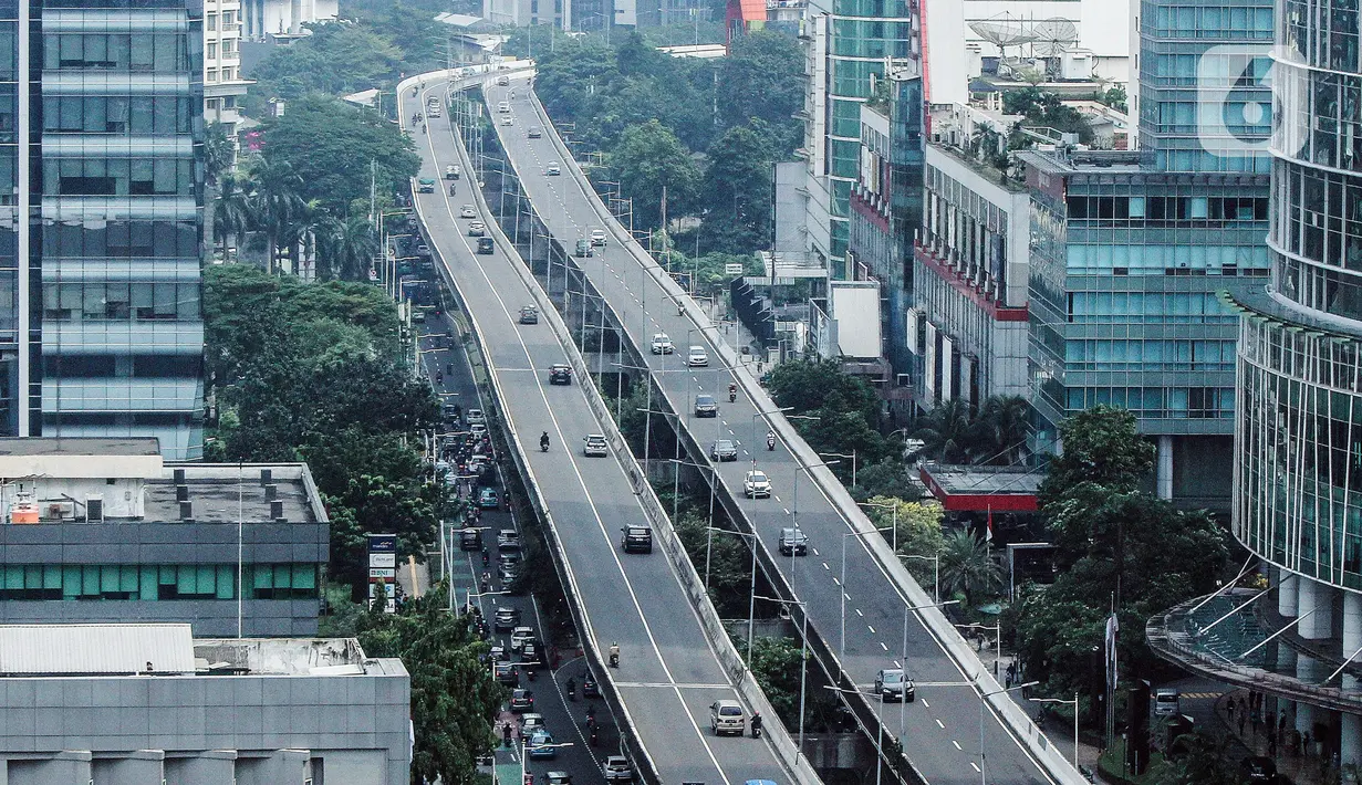 Pengendara sepeda motor nekat melintas di Jalan Layang Non Tol (JLNT) Casablanca, Jakarta Selatan, Senin (8/5/2023). (Liputan6.com/Johan Tallo)