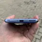 Slot microSD, kartu SIM, dan port USB Type C di sisi bawah Huawei Nova 9. (Liputan6.com/ Yuslianson)