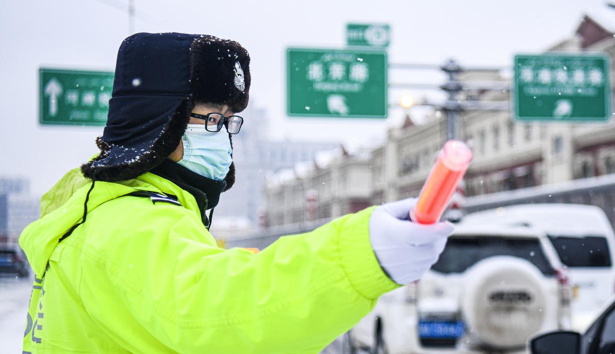 FOTO: Hujan Salju Sebabkan Jalanan Kota Urumqi Basah dan Licin - Global Liputan6.com
